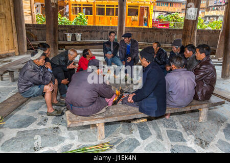 Huanggang, Guizhou, China.  Ein Dong ethnische Dorf.  Männer treffen in einem Trommelturm. Stockfoto