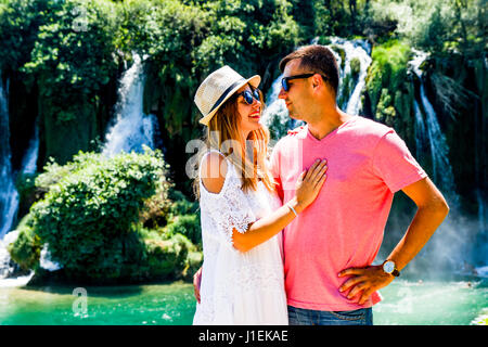 Schönes paar in der Nähe von Kravice Wasserfall Bosnien Stockfoto