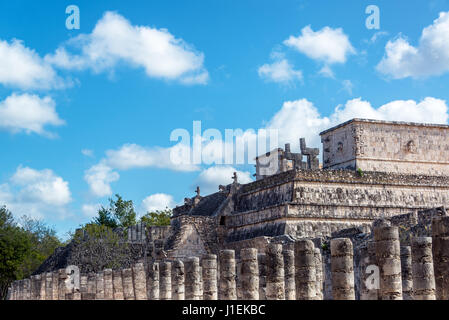 Tempel der Krieger mit den tausend Spalten sichtbar in den Maya-Ruinen von Chichen Itza, Mexiko Stockfoto