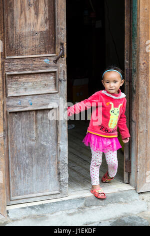 Huanggang, Guizhou, China.  Kleines Mädchen in einem Dong ethnische Dorf. Stockfoto