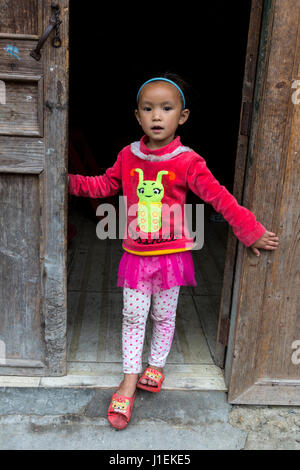 Huanggang, Guizhou, China.  Kleines Mädchen in einem Dong ethnische Dorf. Stockfoto