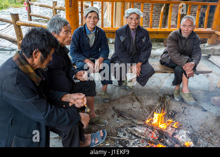 Huanggang, Guizhou, China.  Dorfversammlung Männer in einem Trommelturm von einem Dong ethnische Dorf. Stockfoto