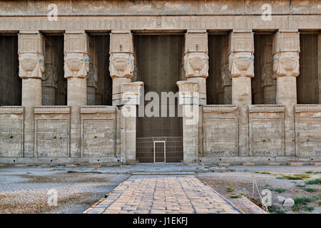 Tempel der Hathor in ptolemäischen Dendera Tempel Komplex, Qena, Ägypten, Afrika Stockfoto