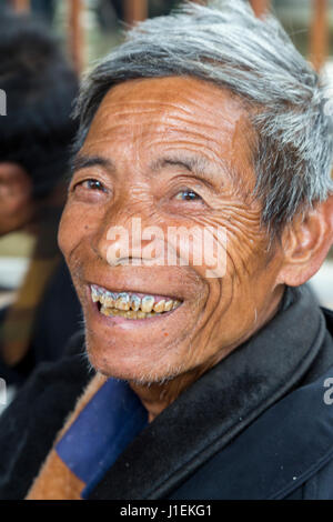 Huanggang, Guizhou, China.  Mann mittleren Alters der Dong ethnische Gruppe. Stockfoto