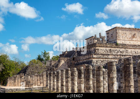 Tausend Säulen und Tempel des Kriegers in der alten Maya-Ruinen von Chichen Itza, Mexiko Stockfoto