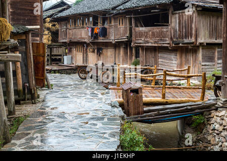 Huanggang, Guizhou, China.  Traditionelle Häuser in einem Dong ethnische Dorf. Stockfoto