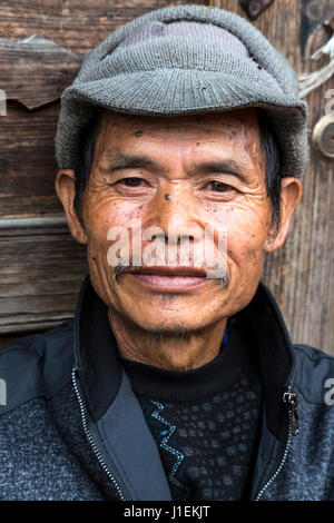 Huanggang, Guizhou, China.  Mann mittleren Alters, der ethnischen Minderheit Dong. Stockfoto