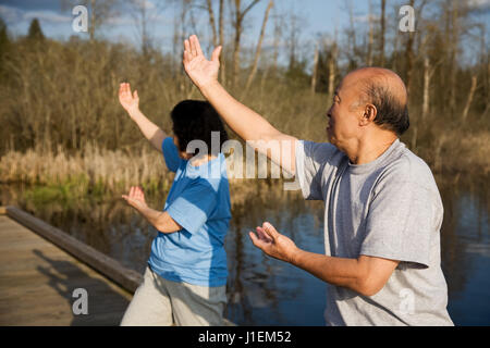 Ein Schuss von einem senior asiatischen paar Tai Chi Übung Stockfoto