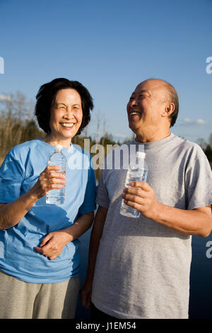 Ein Schuss von einem senior asiatische Paare, die Spaß im freien Stockfoto