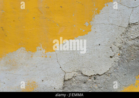 Detail einer verwitterten Fassade mit gelben und weißen Farbe Stockfoto