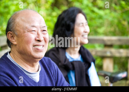 Ein Schuss von ein paar glücklich asiatischen Senior im freien Stockfoto