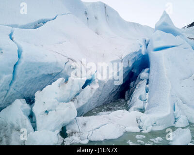 Riss in der Mendenhall-Gletscher in der Nähe von Juneau, Alaska mit Schmelzwasser. Stockfoto