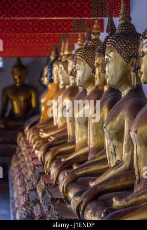 Reihe von Buddhas platziert in einem Tempel in Bangkok Stockfoto