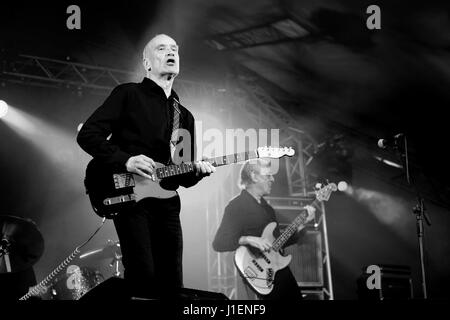 Wilko Johnson erklingt in Cornbury Festival Oxfordshire 8. Juli 2016 schwarz / weiß Stockfoto