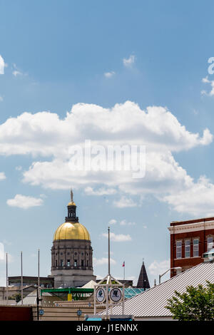 Goldhaube des Capitol über Underground Atlanta Georgia Stockfoto