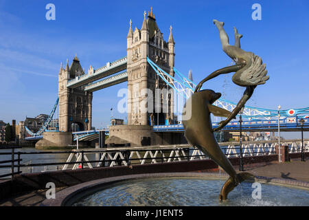 Mädchen mit einer Delphin-Skulptur von David Wynne und die Tower Bridge, London, England, Vereinigtes Königreich Stockfoto