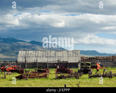 Alte Landmaschinen und einen LKW in einem Feld in ländlichen Utah. Stockfoto