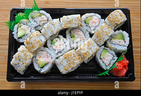 Frisch zubereitete Sushi auf schwarzen Tablett zu gehen Stockfoto