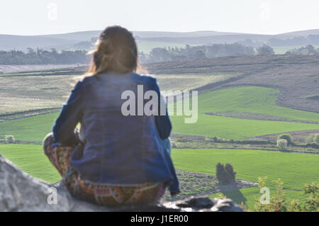 Frau, die gerade einer gepflanzt-Farm in Tandil, Buenos Aires, Argentinien Stockfoto