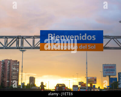 BUENOS AIRES, Argentinien - 14. Dezember 2016: General Paz Avenue in der Hauptstadt Buenos Aires bei Sonnenuntergang, Argentinien Stockfoto