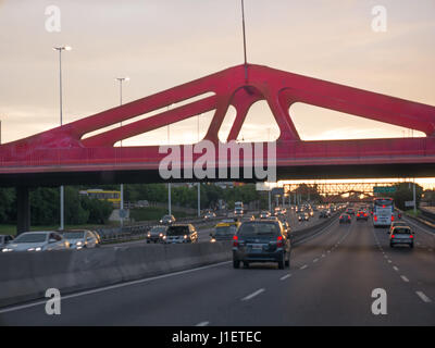 BUENOS AIRES, Argentinien - 14. Dezember 2016: General Paz Avenue in der Hauptstadt Buenos Aires bei Sonnenuntergang, Argentinien Stockfoto