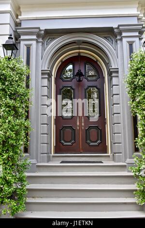 Grand Haustür Eingang zum schönen kolonialen Stil zu Hause in Charleston, South Carolina Stockfoto