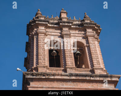 Detail des Glockenturms der historischen Kirche von San Pedro in Cusco, Peru Stockfoto