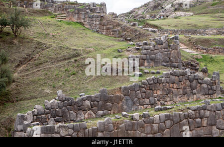 Ausschnitt aus einer alten Inka-Wand in Sacsayhuaman, in der Nähe von Cusco in Peru, Südamerika Stockfoto