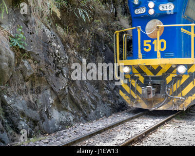 AGUAS CALIENTES, PERU - 19. November 2016: Gesamtansicht der Perurail Zug Wich verbinden, Cusco und Machu Picchu in Aguas Calientes, Cusco, Peru Stockfoto