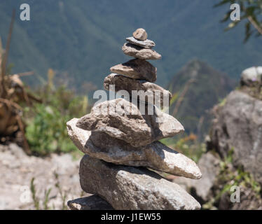 Zen und Energie aus der Erde Stein Kegel am Berg Machu Picchu, Peru Stockfoto