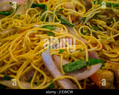 Gebratene chinesische Nudeln mit Hähnchen, Gemüse und Sojabohnensprossen Stockfoto