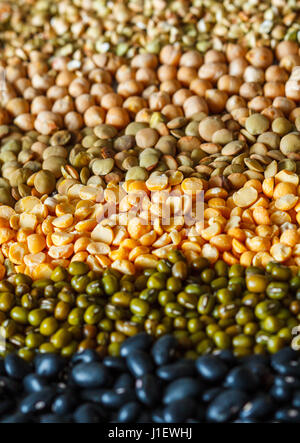 Getreide-Hintergrund: Kichererbsen, Erbsen, Linsen, grüne Buchweizen, schwarze Bohnen, Sesam. Stockfoto