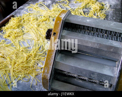 Vintage Metall Maker Nudelmaschine mit frischem Teig Stockfoto