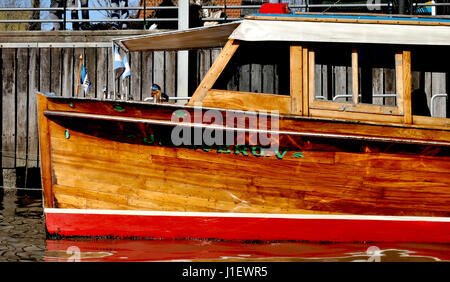 TIGRE, BUENOS AIRES, Argentinien - NOVEMBER 2016: Nahaufnahme von einem typischen alten Wasser Taxi Holzmotorboot im Hafen des beliebten Urlaubsortes am Fluss El Ti Stockfoto