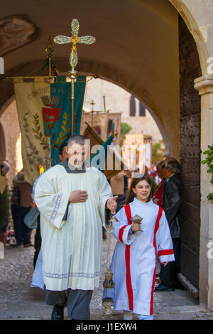 Junges Mädchen mit Priester führt eine Prozessionsstraße in Abbazia di Sant Eutizio in Piedivalle, Umbrien Italien Stockfoto