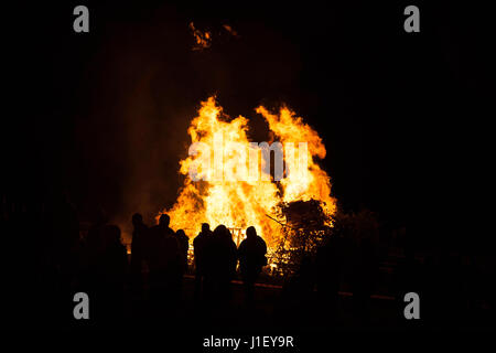 Menschen Sie stehen vor einem knisternden Feuer im Rahmen der jährlichen Faringdon Feuerwerk-Veranstaltung. Stockfoto