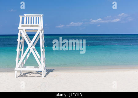 Eine weiße Rettungsschwimmer-Turm in der Nähe die ruhigen Gewässer vor der West Bay Beach in West Bay, Roatan, Hoduras Stockfoto