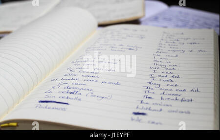 Erlernen einer neuen Sprache mit spanischen Notizen geschrieben in Notebooks von Schule / Studium Stockfoto