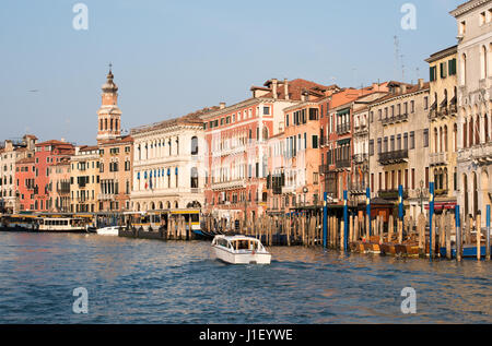 Wasser-Taxi am Canal Grande, Venedig Stockfoto