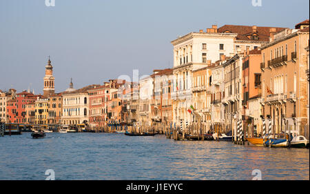 Canal Grande Venedig mit Turm der Kirche San Bartolomeo im Hintergrund Stockfoto