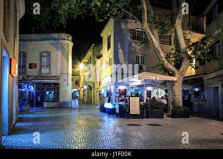 CASCAIS, PORTUGAL - ca. Oktober 2016: Straßen von Cascais bei Nacht, Cascais, Portugal Stockfoto