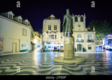 CASCAIS, PORTUGAL - ca. Oktober 2016: Straßen von Cascais bei Nacht, Cascais, Portugal Stockfoto