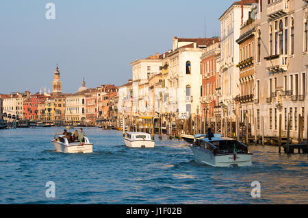 Canal Grande Venedig mit Turm der Kirche San Bartolomeo im Hintergrund Stockfoto