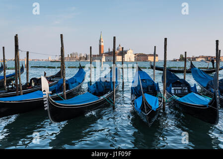 Gondeln vor Anker am Ufer des St. Marks Platz mit Insel und Kirche von San Giorgio Maggiore im Hintergrund, Venedig Stockfoto