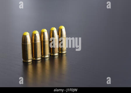 Fünf Kugeln am schwarzen Tisch Stockfoto