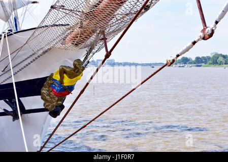 Venezolanische Boot vor Beginn der Abfahrt Verfahren während der letzte Tag des hohen Schiffe Rennen 2016 am 10. Juli 2016 in Antwerpen, Belgien Stockfoto