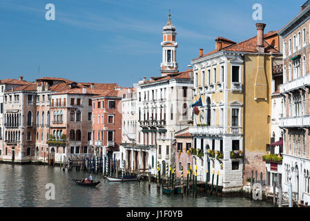 Blick von der Rialto-Brücke der Gondel über den Canal Grande und Turm von San Apostoli Kirche im Hintergrund, Venedig Stockfoto