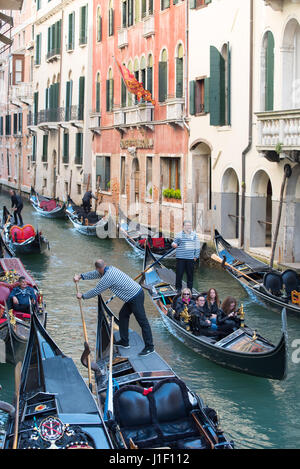 Schmalen Kanal Rio San Moise überfüllt mit Gondeln, Venedig Stockfoto