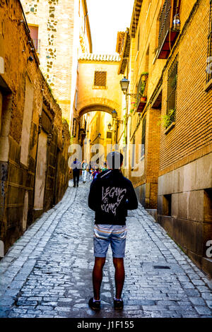 Teenager stehen in den Straßen von Toledo, Spanien Stockfoto