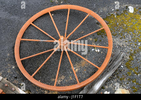 Ein Stahlrad liegt möglicherweise aus einer Mine gewundenen Gang, als Exponat im Bergbau Denniston Welterbe-Aufstellungsort, in der Nähe von Westport, Südinsel, Neuseeland. Stockfoto